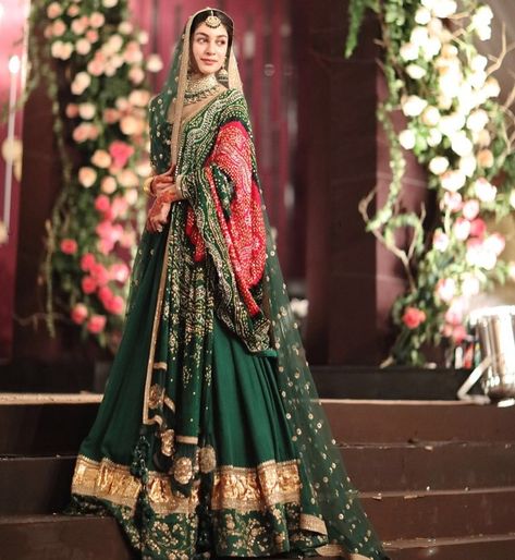 Pakistani Bride Wore Sabyasachi Green Matka Lehenga And Looked Every Bit Of Royal, Pics Inside! Double Dupatta, भारतीय दुल्हन संबंधी, Pengantin India, Muslim Brides, Mehndi Dress, Sabyasachi Lehenga, Anita Dongre, Green Lehenga, Choli Designs