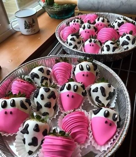 Cow Baby Shower Theme, Cow Print Birthday, Cow Birthday Parties, Cowgirl Baby Showers, Kreative Snacks, Cow Baby Showers, Rodeo Party, Country Birthday, Farm Themed Birthday Party