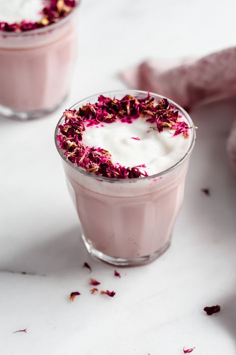 Moon Milk Recipe, Hibiscus Drink, Vegan Latte, Rose Drink, Rose Latte, Vegan Drinks Recipes, Tea Latte Recipe, Vegan Drinks, Hibiscus Tea