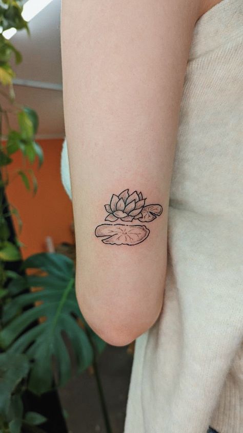 Lily Pad Tattoo Simple, Lilypad Tattoo, Lily Pad Tattoo, Back Tattoo Women Spine, Sticker Sleeve, Water Lily Tattoos, Cute Hand Tattoos, Elbow Tattoos, Lily Tattoo