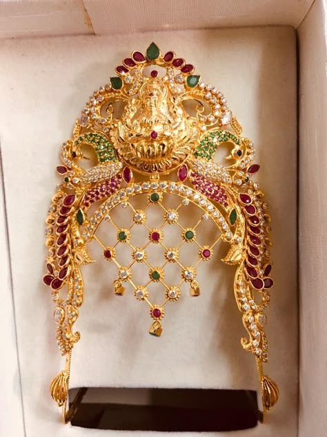 Hand Vanki Designs Gold, Aravanki Gold Designs, Gold Vanki Designs, Vanki Designs Jewellery, Wedding Flower Jewelry, Wedding Jewelry Sets Bridal Jewellery, Bridal Necklace Designs, Beautiful Beaded Jewelry, Black Beads Mangalsutra Design