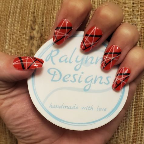 Frankenstrat inspired nail art to honor the late great Eddie Van Halen 80s Nails Aesthetic, Van Halen Nails, Nail Ideas For Concert, 80s Nails, Bird Nail Art, Feather Nail Art, Concert Nails, Feather Nails, Band Nails