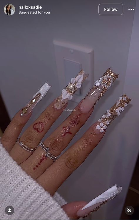 Long Gold Nails Acrylic, Christmas Nails Gold And White, Christmas Nails White And Gold, Golden Quince Nails, Gold Baddie Nails, White And Gold Long Nails, Sagittarius Nails Acrylic, Quince Nails Red And Gold Long, White And Gold Nails Acrylic Long