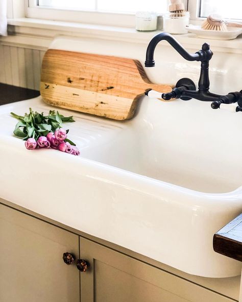 Country Kitchen Sink Ideas, Farmhouse Sink With Backsplash, Farm Sink With Drainboard, Antique Kitchen Sink With Drainboard, 1920s Farmhouse Decor, Country Kitchen Sinks Farmhouse Style, Dry Sink Decor Ideas Farmhouse, Vintage Sink Kitchen, Vintage Farmhouse Decor Ideas