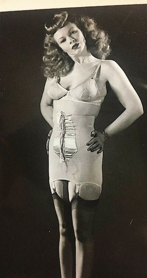 Bullet Bras 50s, Korsett Outfit, Stockings Outfit Vintage, Stocking Outfits, 1950s Lingerie, Vintage Garter, Edwardian Corsets, Garters And Stockings, Stockings Outfit