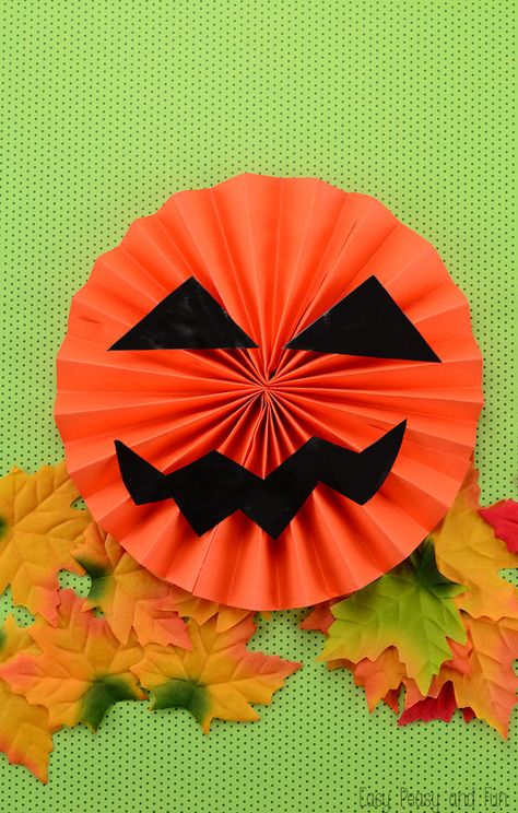 Paper Jack'O Lantern - A fun Halloween Craft for Kids Imprimibles Halloween, Paper Plate Crafts For Kids, Lantern Craft, Halloween Crafts For Toddlers, Fun Halloween Crafts, Easy Halloween Crafts, Printables Free, Paper Plate Crafts, Toddler Halloween