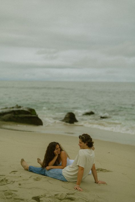 Aesthetic Romantic Couple, Couple Beach Poses, Couple Vacation Pictures, Romantic Beach Couple, Strand Shoot, Beach Couple Poses, Beach Pictures Inspo, Beach Pictures Ideas, Photoshoot Couple Poses