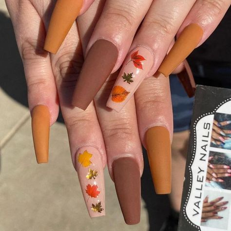 Enjoy these thanksgiving nails inspo! Choose one of the thanksgiving nail designs here and create on your own for your best look during the family gathering. Thanksgiving nail ideas including orang nails, cute nails, easy thanksgiving nails and many more Thanksgiving Nails Color, November Nail, Thanksgiving Nail Designs, Thanksgiving Nail Art, Thanksgiving Nail, November Nails, October Nails, Thanksgiving Nails, Fall Nail Art