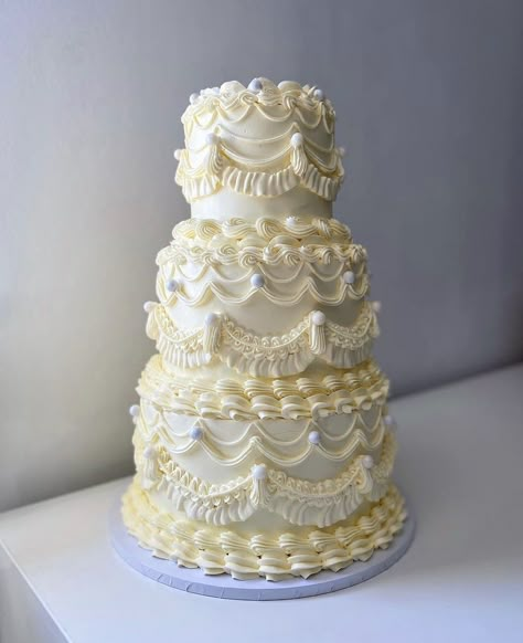 3 Tier Wedding Cake Different Flavors, Three Tier Vintage Cake, 80s Wedding Cake, Classic Wedding Cake Vintage, Victorian Style Cake, Vintage Wedding Cake Designs, Vintage Wedding Cakes, Victorian Wedding Cakes, Victorian Cake