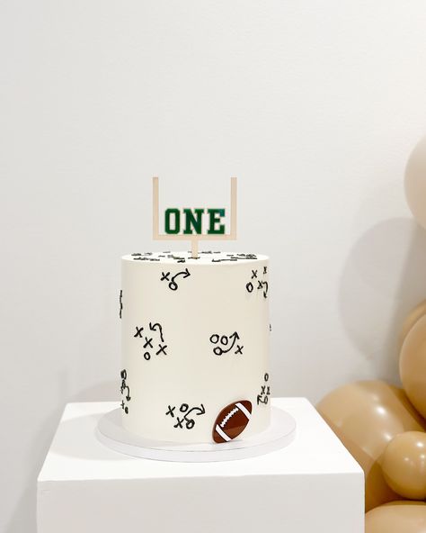 Eye Vision Decor LLC | Happy Football Sunday 🤎🏈 . . Design|styling: @eyevisiondecor Cake|treats: @shanalyscakepops Cake topper: @blissfully.made Chip bags:... | Instagram First Year Down Football Smash Cake, Football Party 1st Birthday, First One Down Birthday Party, 1st Year Down Football Birthday Photoshoot, First Year Down Cupcakes, 1st Birthday Football Theme Food, 1st Round Draft Pick Birthday, Football Birthday Cakes For Boys, Football Themed Smash Cake