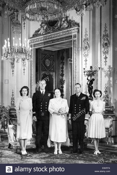 Portrait of the Windsor Royal Family Stock Photo Royal Family Weddings, Princesa Elizabeth, Young Queen Elizabeth, Rainha Elizabeth Ii, Queen Mum, Father Daughter Relationship, Reine Elizabeth, Elisabeth Ii, The Royal Collection