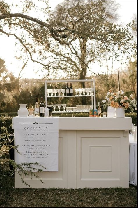 Cocktail Bar Cart Wedding, Wedding Cocktail Bar Ideas, Wedding Drink Cart, Timeless Backyard Wedding, Cocktail Bar Wedding Drink Stations, Garden Party Wedding Signage, White Bar Wedding, Outdoor Bar Cart Ideas, Self Serve Wedding Bar