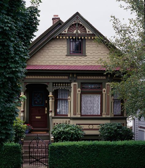 Queen Anne Architecture, Home Exterior Colors Schemes, Queen Anne Victorian House, Victorian Homes Exterior, Queen Anne House, Victorian Exterior, Queen Anne Victorian, Victorian Style Homes, Craftsman Exterior