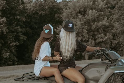 Country Best Friends, Cute Country Couples, Western Photoshoot, Country Girl Life, Casual Country Outfits, Country Style Outfits, Cute Country Outfits, Best Friend Photoshoot, Country Girls Outfits