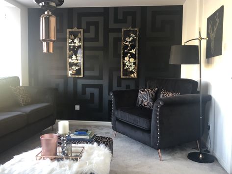 Versace Wallpaper Living Room, Versace Wallpaper Bedroom, Versace Living Room, Versace Bedroom, Cuartos Ideas, Versace Wallpaper, Design Homes, Black Lounge, Black Living Room