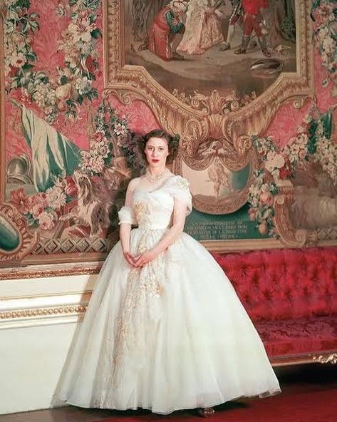 A confirmed Anglophile, Christian Dior designed this dress for Princess Margaret which featured golden straw embroidery. With its buttoned… Sarah Chatto, Dior Exhibition, Birthday Dress 21st, Margaret Rose, Rainha Elizabeth Ii, Dior Collection, 90s Runway Fashion, Dior Dress, Cecil Beaton