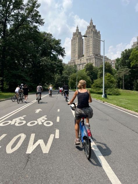 Nyc Bike Aesthetic, Central Park Bike Ride, Biking In Nyc, City Bike Aesthetic, Nyc Dump, Tee Photoshoot, Walking In New York, New York Bucket List, Summer In Nyc