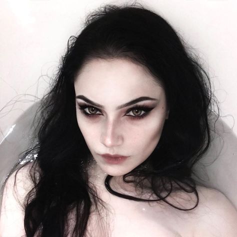 Dark Angel Makeup, Maquillage Goth, Dark Makeup Looks, Pale Makeup, Angel Makeup, Halloween Makeup Inspiration, Gothic Makeup, Goth Makeup, Dark Makeup