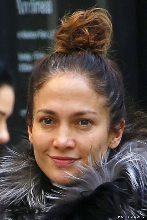 Pin for Later: These Photos of Jennifer Lopez Wearing No Makeup Will Inspire You to Skip the Foundation J Lopez, Jennifer Lopez Hair, Hair In A Bun, Celebs Without Makeup, Jenifer Aniston, Ashley Judd, Grey Roots, Hair Setting, No Makeup