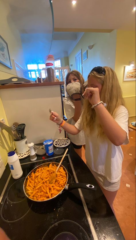 Pasta Night With Friends, Cooking Challenge With Friends, Life With Friends Aesthetic, Making Pasta With Friends Aesthetic, Best Friends Hanging Out, Pasta Date Aesthetic, Making Dinner Aesthetic, Aesthetic Activities With Friends, Cooking With Friends Aesthetic