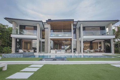 Florida House Exterior, Beach House Getaway, Luxurious Exterior, Beach Vacation Style, Modernist House, Beach House Exterior, Architecture Model Making, Fort Lauderdale Florida, Serene Bedroom