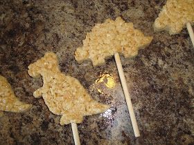 Rice Krispie Dinosaur, Dinosaur Rice Crispy Treats, Dinosaur Birthday Treats For School, Dino Rice Krispie Treats, Dinosaur Birthday Treats, Dinosaur Rice Krispie Treats, Dinosaur Treats For Party, Dinosaur Treats, Dinosaur Cake Pops