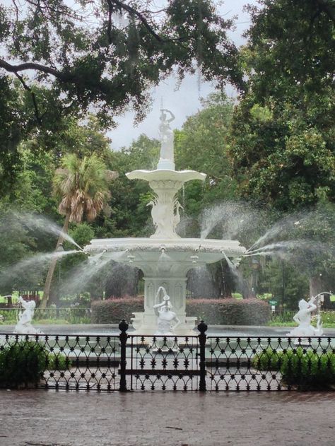 Forsyth Park Savanna Georgia, Forsyth Park Savannah, Savannah Smiles, Park Fountain, Whatsoever Things Are Lovely, Georgia Coast, Summer Vacation Destinations, Forsyth Park, Fav Place