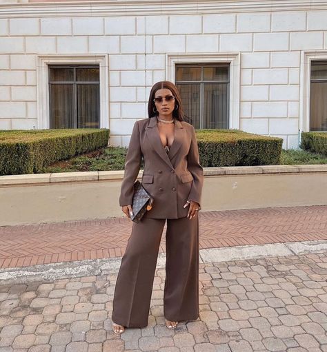 MESHKI on Instagram: “BIG 👏🏽 BOSS 👏🏽 ENERGY 👏🏽 @zamamngunii bossed in our ELENA Blazer X ALANA Pants. Where are we wearing this ladies? 🤎 Part of our…” Female Suit Outfit, Suit Outfit Ideas, Bougie Aesthetic, Power Suits For Women, Successful Women Style, Boss Energy, Female Suit, Aesthetic Outfit Ideas, Brown Suits