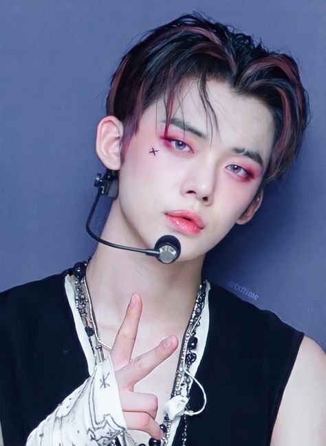 yeonjun draculaura pink black aesthetic edit by @txttime on pinterest Stray Kids Inspired Makeup, Concert Makeup, Moa Collection, Choi Daniel, Male Makeup, Dope Makeup, Pink Makeup, Artistry Makeup, Kpop Aesthetic