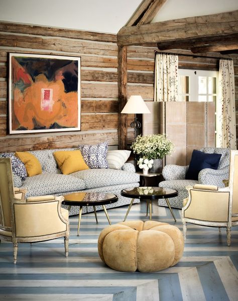 For a lodge in Jackson Hole, Wyoming, a devoted client flew out New York City–based ED A-List designer Jeffrey Bilhuber to a land of bucking broncos and Arcadian vistas, bringing his signature brand of American eclecticism to a rustic perch under the penumbra of the Teton mountains. #jacksonhole #jacksonholehome #mountainhouse #skihouse #westernhome #hometour #homeinspo #rustic #rustichome #interiordesign #elledecor Jeffrey Bilhuber, Log Cabin Designs, Jackson Hole Wyoming, Living Room Trends, Simple Living Room, Dream House Rooms, Country Furniture, Custom Sofa, Cabin Fever