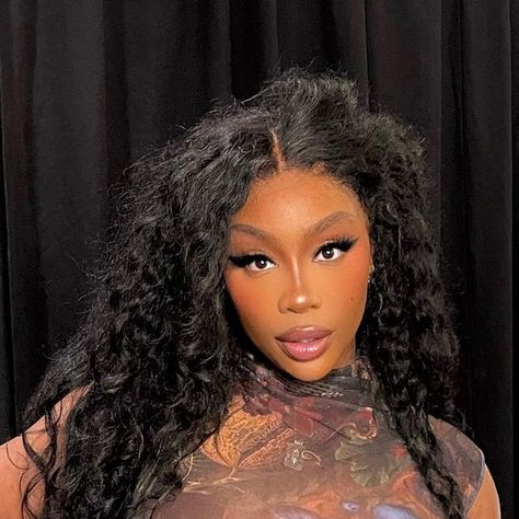 Ngozi Edeme on Instagram: "Reunited 🥀 Glam on the ever beautiful & talented angel @sza for SoS tour ldn day 2🌊🥀 using @patmcgrathreal @brandivvici @lancomeofficial @hudabeauty @diorbeauty @lauramercier @narsissist @fentybeauty" Sza Singer, Celebrity Selfies, Pretty Halloween Costumes, Normal Girl, Cute Makeup Looks, Black Celebrities, Best Rapper, + Core + Aesthetic, June 19