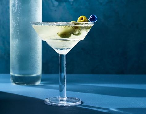 Frozen Martini Rosemary Olive Oil, Perfect Martini, Date Night Recipes, Dry Martini, London Dry Gin, Martini Recipes, Dry Gin, Gin Cocktails, Cooking Techniques