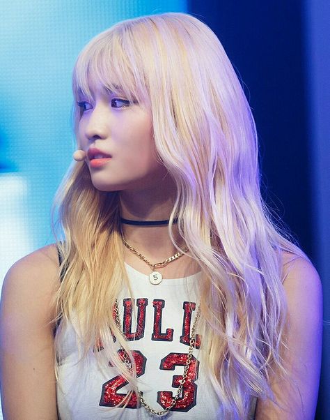 Momo Blonde Hair Blonde Momo Twice, Momo Blonde, Blonde Hair Kpop, Fake Blonde, Carol Castro, Kpop Hair, Hair Icon, Golden Hair, Hirai Momo