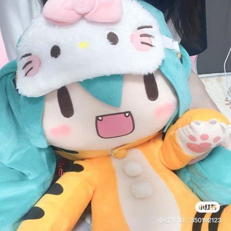 Miku Plush, Vocaloid Funny, Cute App, Anime Pfps, Silly Things, Aura Colors, Pink Photo, Kawaii Plush, Mlp My Little Pony