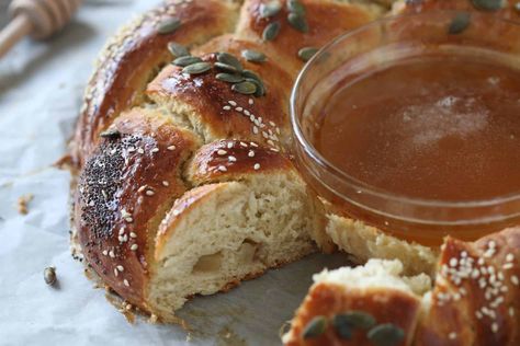 Round apple stuffed challah is a delightful and symbolic dish traditionally enjoyed during Rosh Hashanah, the Jewish New Year. Round Challah Recipe, Stuffed Challah, Savoury Pastry Recipe, Rosh Hashana Recipes, Round Challah, Kosher Food, Jewish Holiday Recipes, Roasted Fennel, Honey Cookies