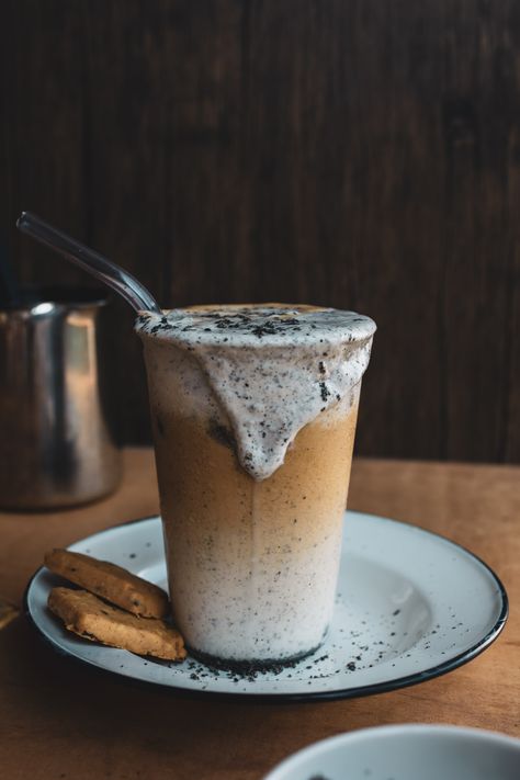 Black Sesame Coffee, Black Sesame Drink, Salted Maple Latte, Black Sesame Latte, Unique Latte Flavors, Unique Latte Recipes, Unique Coffee Drinks, Black Sesame Recipes, Cafe Drinks Aesthetic