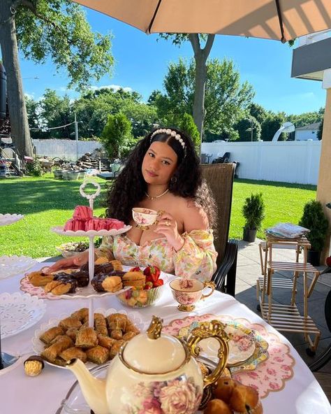 MEL🍒 on Instagram: "in my dreams 🫖🍰🌸" Royal Birthday Party Ideas For Women, Tea Party Outfits For Black Women, Tea Party Photoshoot, Mother Daughter Tea Party, Picnic Date Outfits, Boss Lifestyle, Bridgerton Party, Royal Birthday Party, Pastel Floral Dress