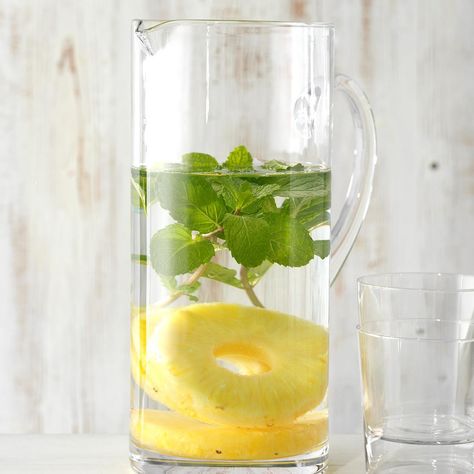 Flavored Water Ideas, Mint Infused Water, Lemon Infused Water, Water Ideas, Flavored Water Recipes, Pineapple Mint, Cut Strawberries, Mint Water, Pineapple Water