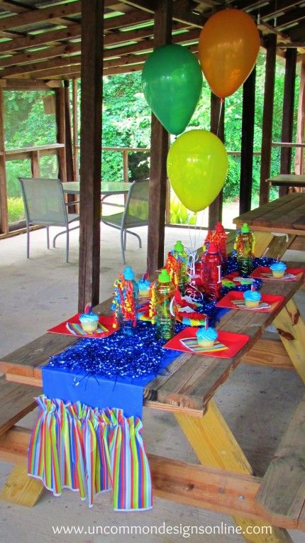 DIY Ruffled Plastic Tablecloths Table Runner Tutorial...so adorable for birthday parties!! Plastic Table Runner Ideas, Budget Party Decorations, Crayola Party, Beach Ball Party, Table Runner Tutorial, Bbq Ideas, Party Tables, Ball Birthday, Ball Party