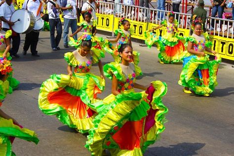 Inspiration Rio de Janeiro Carnaval Brazil theme party decor and dress ideas Brazil Party, Rio Party, 40th Party Ideas, Cuban Party, Rainforest Theme, Carnival Parade, Samba Costume, Dancer Dress, Rio Carnival