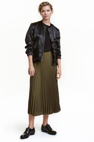 Outfit Hijab Casual Rok, Khaki Pleated Skirt, Lace Long Skirt, High Stilettos, Green Pleated Skirt, Transitional Outfits, Outfit Hijab Casual, Business Casual Fall, Calf Length Skirts