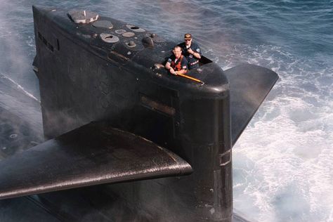 Los Angeles (SSN 688)-class submarines are the backbone of the U.S.... Us Navy Submarines, Grappling Hook, Nuclear Submarine, Us Navy Ships, Naval Force, Navy Military, Army & Navy, United States Navy, Navy Ships