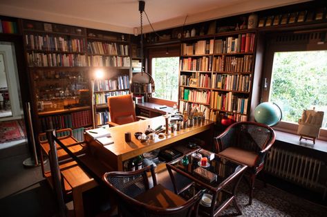 Indian Study Room Ideas, Small Home Library Ideas, Writers Studio, U Desk, Studio In Casa, Dark Academia Interior, Beautiful Office Spaces, Library Desk, Home Library Design