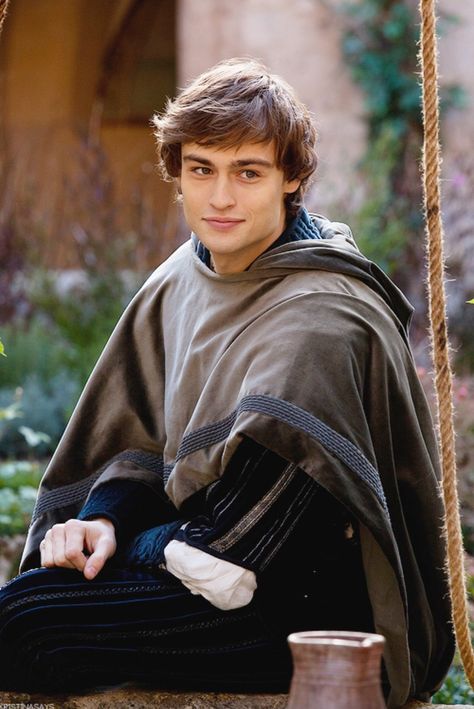 Douglas Booth (Romeo and Juliet 2013) Douglas Booth Romeo, Medieval Prince, Douglas Booth, Romeo Y Julieta, Royal Aesthetic, Star Crossed Lovers, Medieval Clothing, Alphonse Mucha, Mötley Crüe