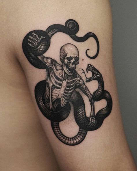 Black And White Tattoo, Snake Tattoo Design, Scary Tattoos, Creepy Tattoos, Tattoo Style Drawings, Cool Small Tattoos, Badass Tattoos, White Tattoo, Snake Tattoo