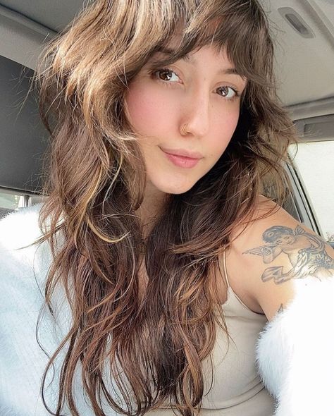 Marcella no Instagram: “Is this page gonna turn into a @actualbiscuit fan acct, it just might. 🥺💕🦋 look at this actual angel rocking her new shag 🙌🏽 #celladiggshair…” Ondulado 2b, Corte Shaggy, Hush Cut, Long Shag Hairstyles, Hair Goal, Shaggy Hair, Hair Light, Shag Hairstyles, Honey Hair