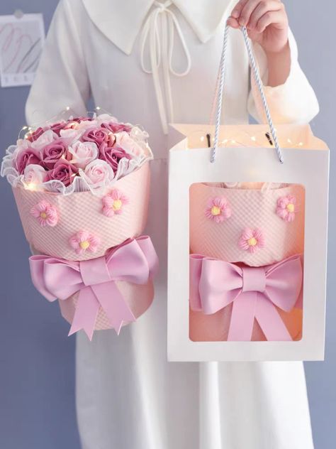 Bridal Bouquet Packaging, Diy Bouquet Wrap, Luxury Flower Bouquets, Bouquet Box, Flower Bouquet Diy, Birthday Bouquet, Baby Gift Hampers, Flower Box Gift, Flower Gift Ideas