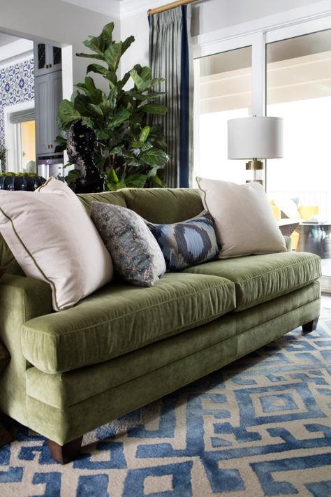 Vegas Decor, Basement Update, Green Couch Living Room, Green Sofa Living Room, Green Living Room Decor, Furnitur Ruang Keluarga, Green Living Room, Bedroom Hacks, Room Green