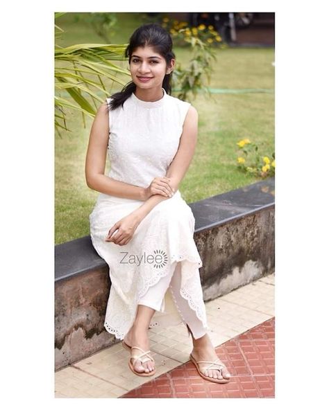 White Aline Kurti, White Kurti Designs Sleeveless, White Kurta Outfits Women Casual, Sleeveless Churidhar Designs, Sleeveless Salwar Designs, Kurta Designs Women Sleeveless, Kurti Designs Latest Sleeveless, White Kurthi Ideas, White Sleeveless Kurti