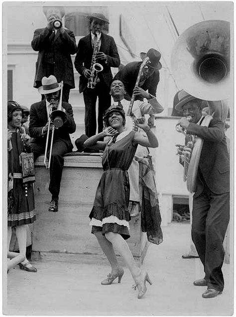 Sonny Clay and the Colored Idea (best name ever) with Ivie Anderson Wilde Westen, Louis Armstrong, Jazz Band, Jazz Musicians, Jazz Blues, Roaring Twenties, Jazz Music, African American History, Belle Epoque